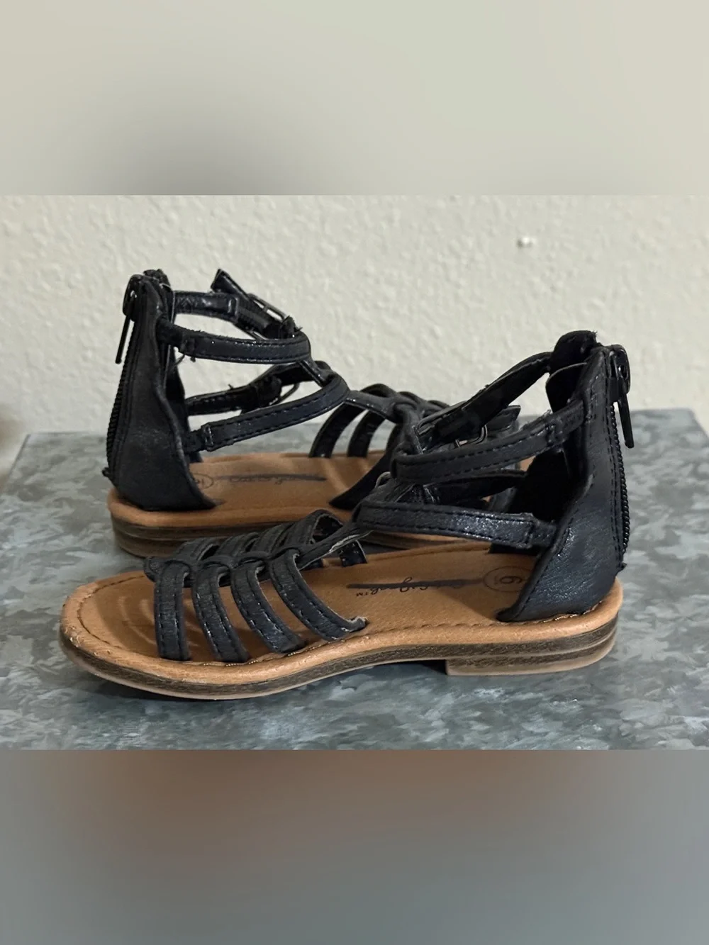Cat & Jack Black Strappy Gladiator Flat Sandals, Toddler Size 6